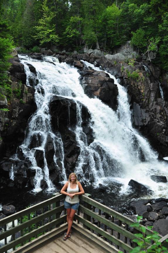 visitando cachoeira no Parc National du Mont -Tremblant, na província de Quebec, no Canadá